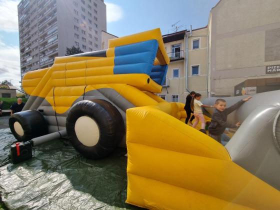 Kombajn nafukovací atrakce